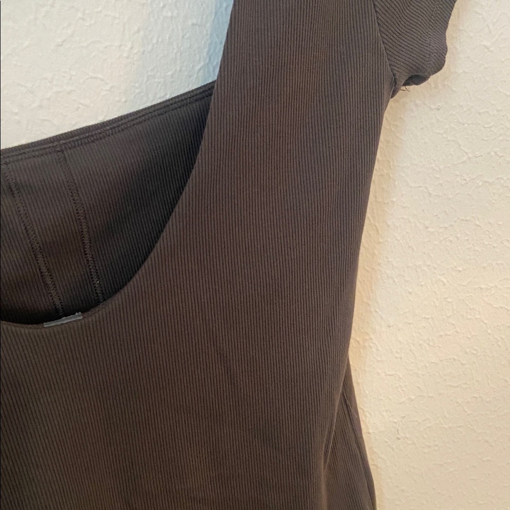 Vuori Green Pose Scoop Back Tee - Picture 4 of 7